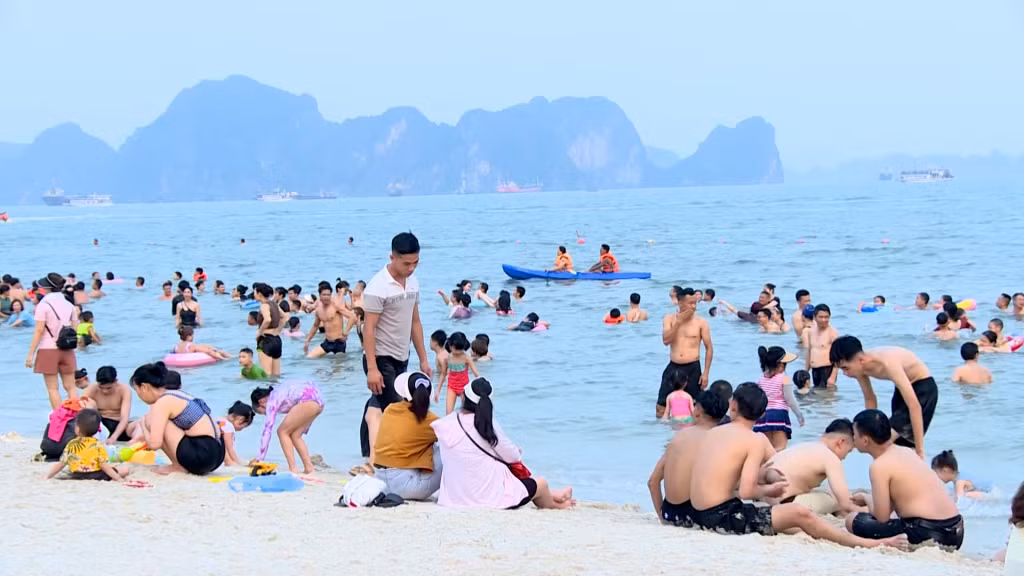 Bãi tắm Bãi Cháy luôn thu hút đông đảo nhân dân và du khách dịp hè.