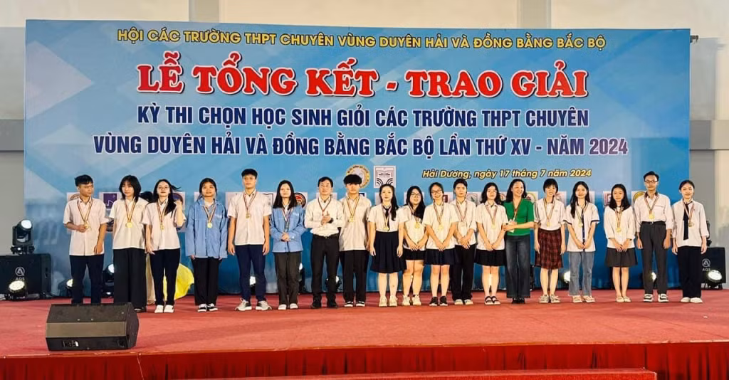 Ban Tổ chức trao giải cho các thí sinh tham gia Kỳ thi chọn học sinh giỏi các trường THPT chuyên Khu vực Duyên hải và Đồng bằng Bắc bộ lần thứ XV năm 2024. Ảnh: Trường THPT Hòn Gai cung cấp