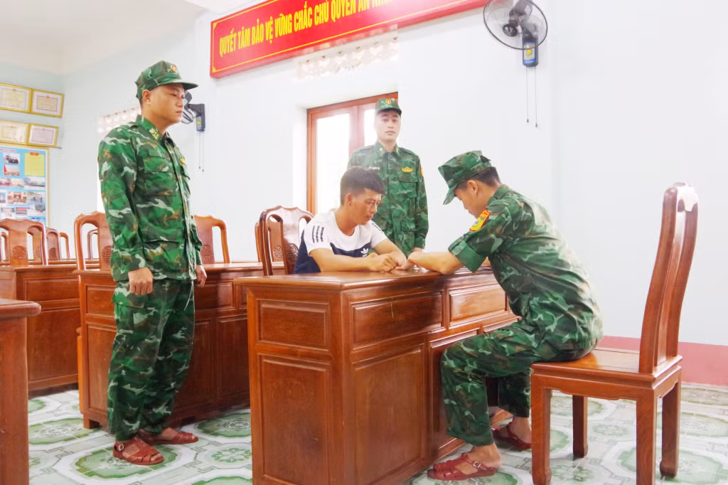 Lực lượng Biên phòng lấy lời khai đối tượng Chung.