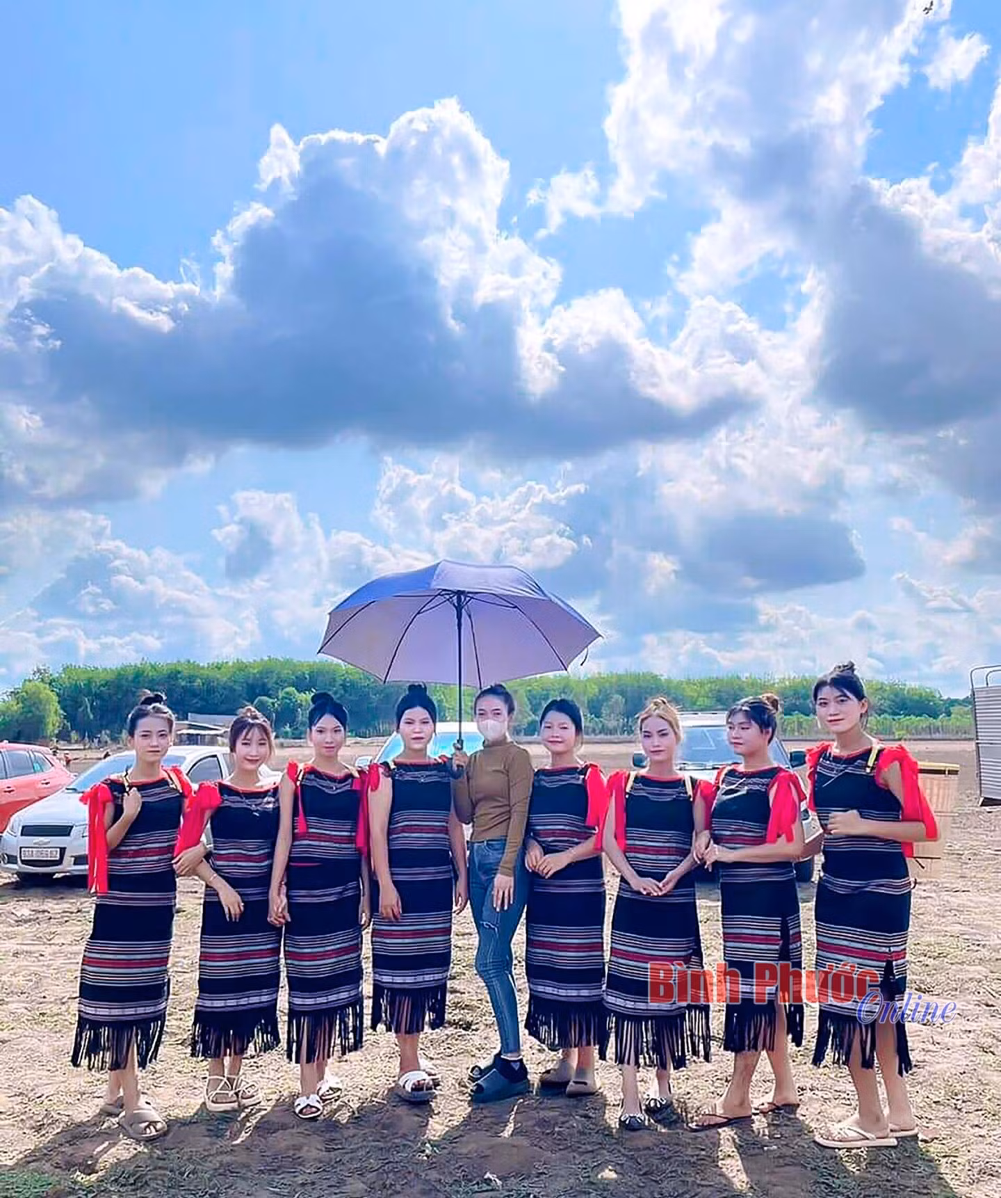 Thiếu nữ S’tiêng trình diễn thổ cẩm tại lễ hội Phá bàu xã Quang Minh, TX. Chơn Thành