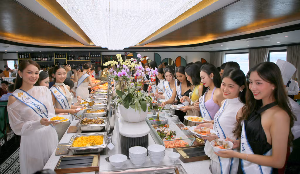 Các thí sinh thưởng thức bữa tiệc buffet trên tàu với rất nhiều món hải sản của Hạ Long và các đặc sản vùng miền do đầu bếp hàng đầu chế biến.