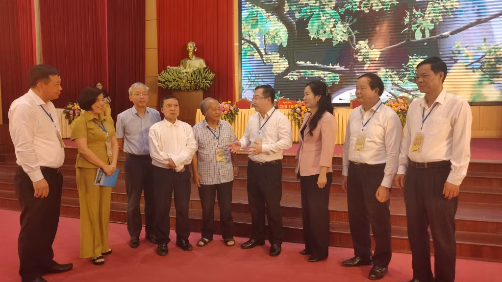 Các đại biểu trao đổi bên lề hội thảo.
