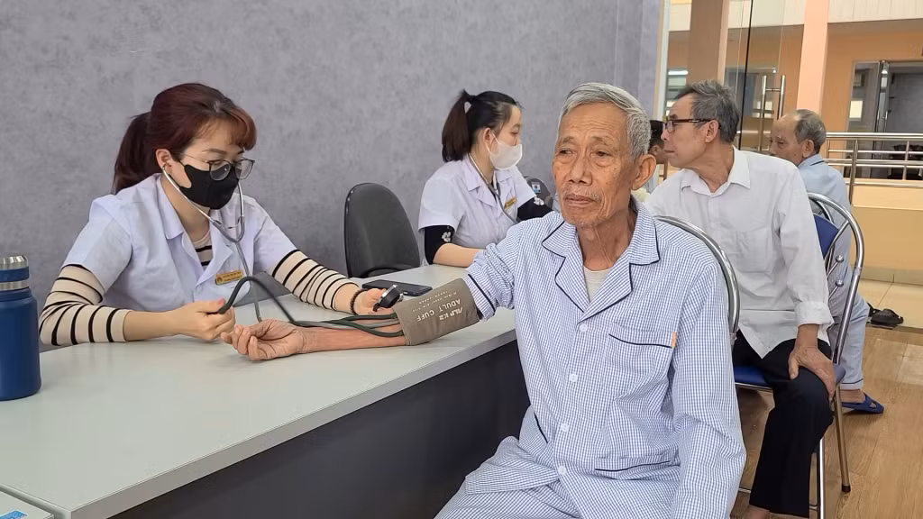 Cán bộ Trung tâm Điều dưỡng người có công tỉnh chăm sóc sức khỏe cho người có công. Ảnh tư liệu.