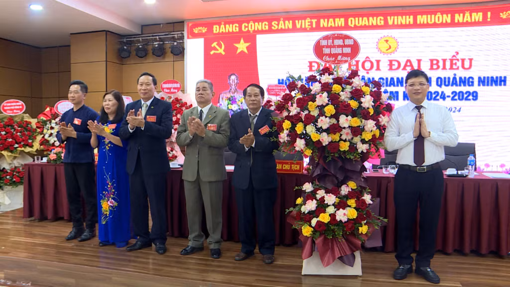 Đồng chí Nghiêm Xuân Cường, Phó Chủ tịch UBND tỉnh, tặng hoa chúc mừng Đại hội.