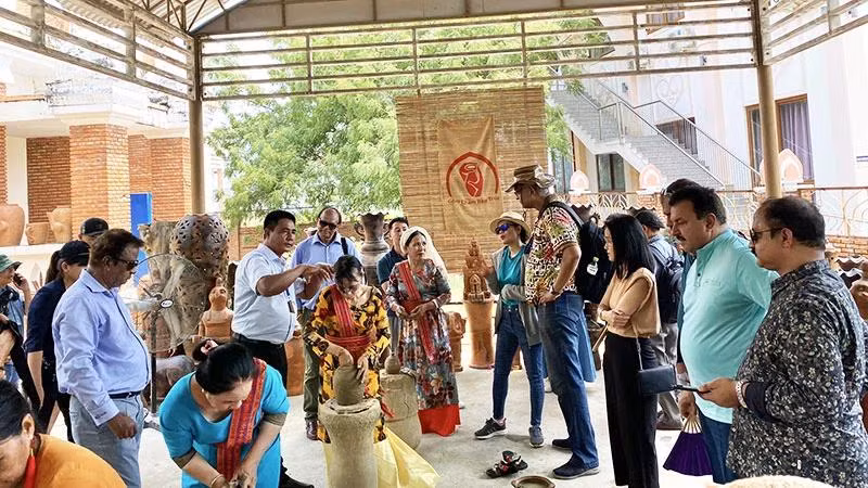 Đoàn farmtrip gồm các doanh nghiệp du lịch Ấn Độ đến tham quan, khảo sát tại làng gốm Bàu Trúc (Ninh Thuận). (Ảnh: PHƯƠNG THẢO)