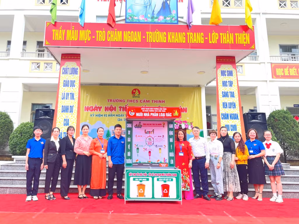 Đoàn thanh niên phường Cẩm Thịnh (TP Cẩm Phả) ra mắt mô hình “Ngôi nhà phân loại rác thải” nhằm tuyên truyền vận động đoàn viên, học sinh nâng cao ý thức bảo vệ môi trường.
