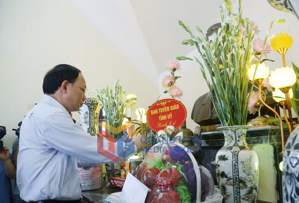 Đồng chí Nguyễn Xuân Ký, Ủy viên Trung ương Đảng, Bí thư Tỉnh ủy, Chủ tịch HĐND tỉnh, dâng hương tưởng nhớ đồng chí Vũ Văn Hiếu.
