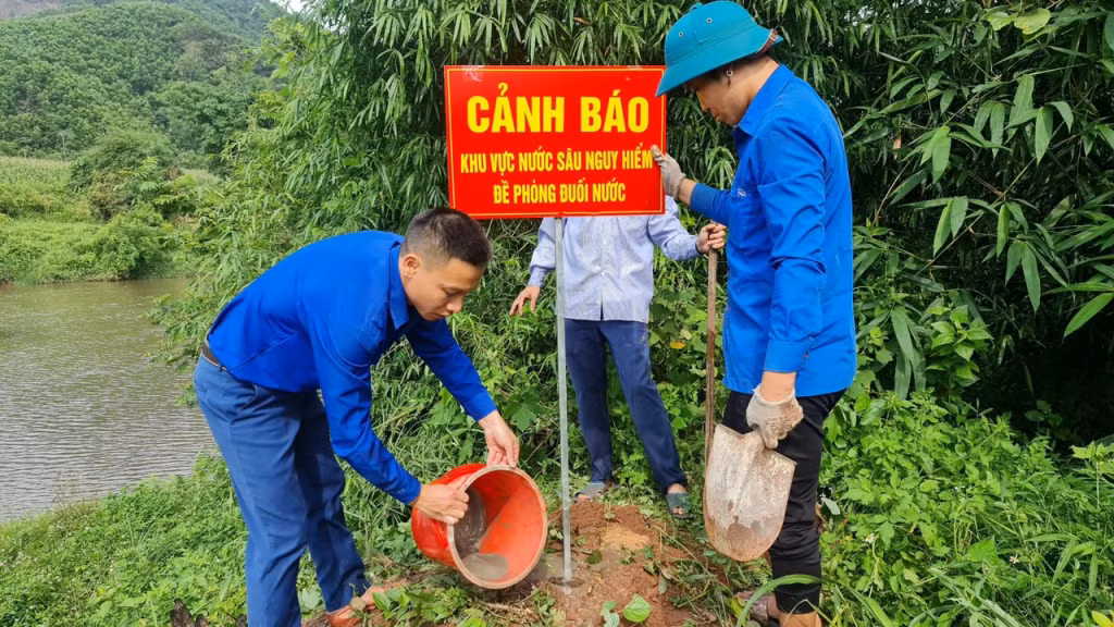Huyện Đoàn Tiên Yên tổ chức cắm biển cảnh báo tại khu vực nước sâu nguy hiểm.