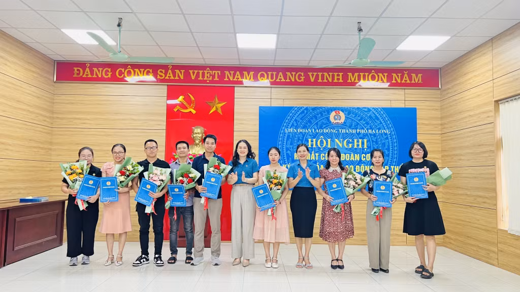 Lãnh đạo LĐLĐ tỉnh, LĐLĐ Hạ Long trao quyết định thành lập công đoàn cơ sở cho các đơn vị trong Cụm công nghiệp Hà Khánh.