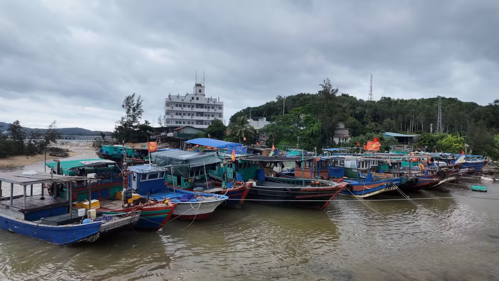 Các phương tiện tàu, thuyền của huyện Cô Tô về neo đậu, tránh trú tại khu vực an toàn.