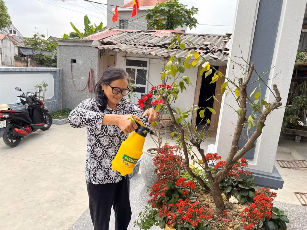 Hình ảnh bà Xa vui vẻ làm việc, chăm lo cho gia đình
