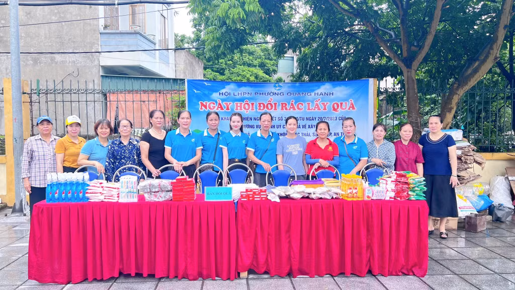 Hội Liên hiệp Phụ nữ phường Quang Hanh (TP Cẩm Phả) tổ chức Ngày hội đổi rác lấy quà. Ảnh: Đơn vị cung cấp.