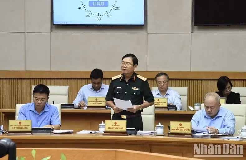 Đại diện lãnh đạo Bộ Quốc phòng phát biểu ý kiến tại phiên họp. (Ảnh: TRẦN HẢI)