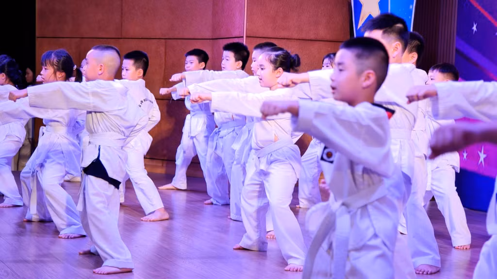 Các em thiếu nhi khỏe khoắn trong tiết mục trình diễn võ Taekwondo.
