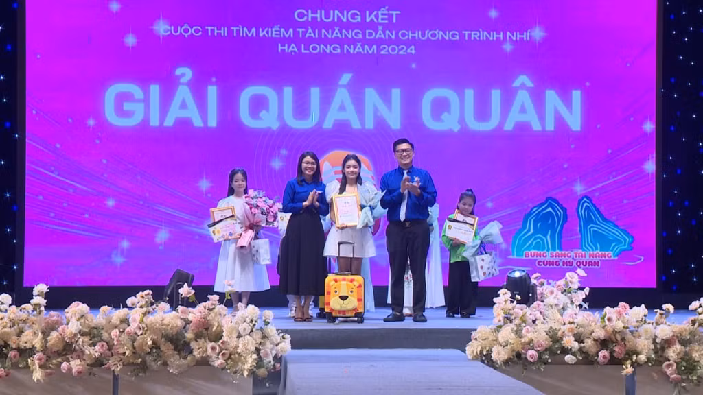 Thí sinh Đặng Dương Phương Thảo đoạt Quán quân bảng THCS.