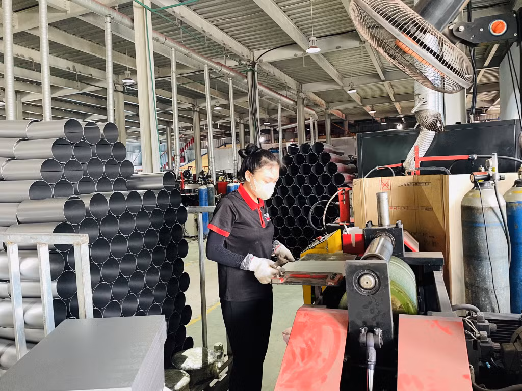 Sản xuất bình cứu hoả tại Công ty TNHH CN Tomoken Việt Nam (CCN Cẩm Thịnh).