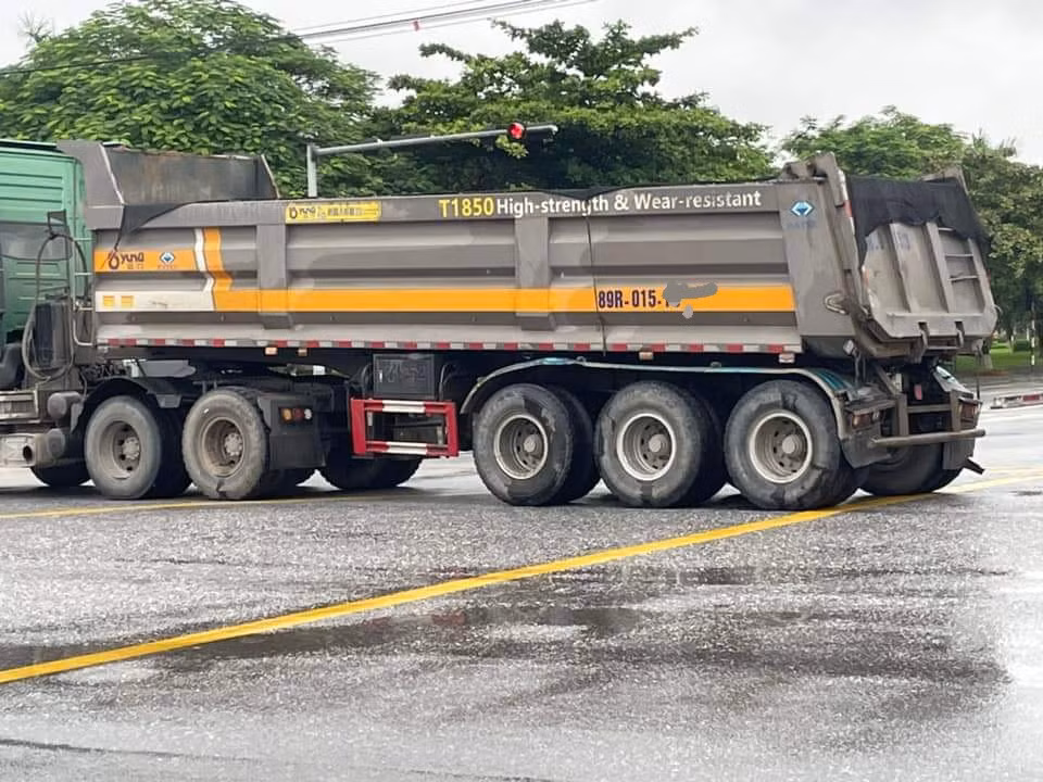 Xe đầu kéo dừng lại tại hiện trường sau khi tai nạn xảy ra.