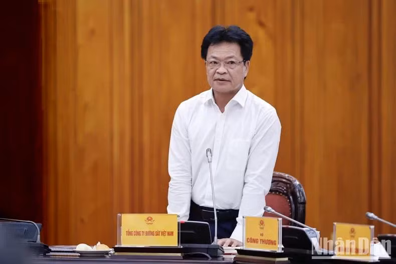 Đại diện lãnh đạo Tổng Công ty Đường sắt Việt Nam phát biểu ý kiến tại cuộc họp. Ảnh: Trần Hải.
