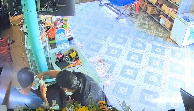 Hình ảnh camera ghi lại những hành động của đối tượng gây mất chú ý.