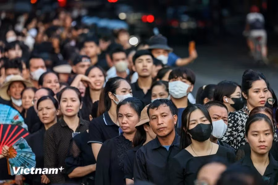Những người dân có mặt tại nhà tang lễ hôm nay đều cảm thấy vinh dự và tự hào, vì được đại diện cho gần 100 triệu người dân Việt Nam được thắp lên một nén tâm hương gửi tới Tổng Bí thư. (Ảnh: Minh Sơn/Vietnam+)