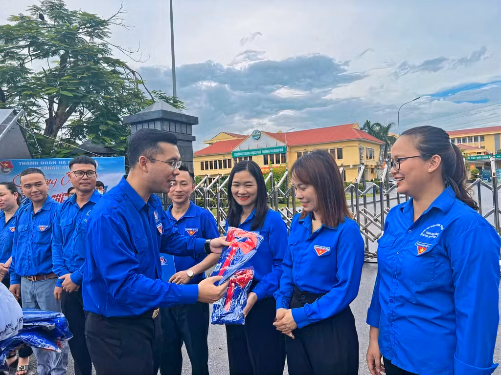 Lãnh đạo Tỉnh Đoàn tặng quà cho đội hình tình nguyện viên tiếp sức mùa thi của trường Đại học Hạ Long.