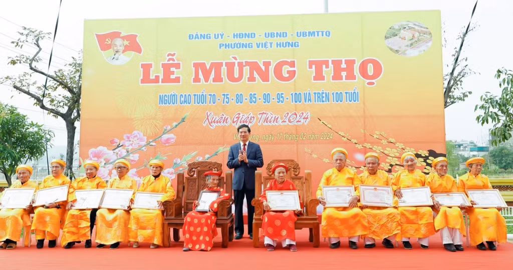 Lãnh đạo Thành ủy Hạ Long mừng thọ người cao tuổi phường Việt Hưng dịp Xuân Giáp Thìn 2024.