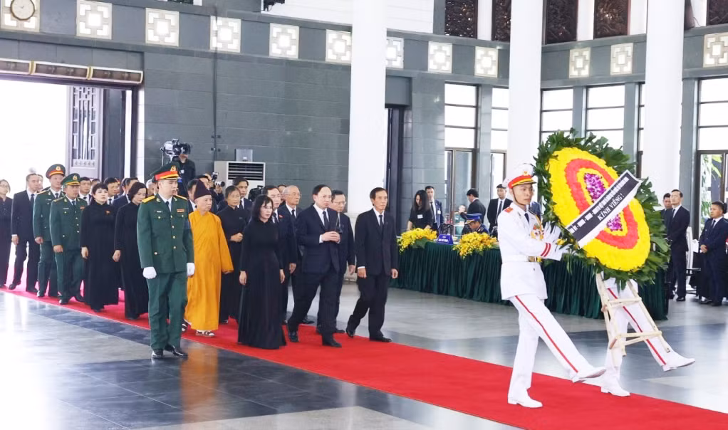Đoàn đại biểu của Tỉnh ủy, HĐND, UBND, Ủy ban MTTQ tỉnh và Đoàn ĐBQH tỉnh Quảng Ninh do đồng chí Nguyễn Xuân Ký, Ủy viên Trung ương Đảng, Bí thư Tỉnh ủy, Chủ tịch HĐND tỉnh, làm trưởng đoàn, vào viếng Tổng Bí thư Nguyễn Phú Trọng.