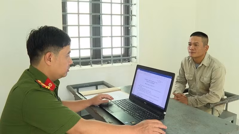 Cán bộ Phòng Cảnh sát hình sự, Công an tỉnh Phú Thọ lấy lời khai đối tượng Lê Văn Thắng.