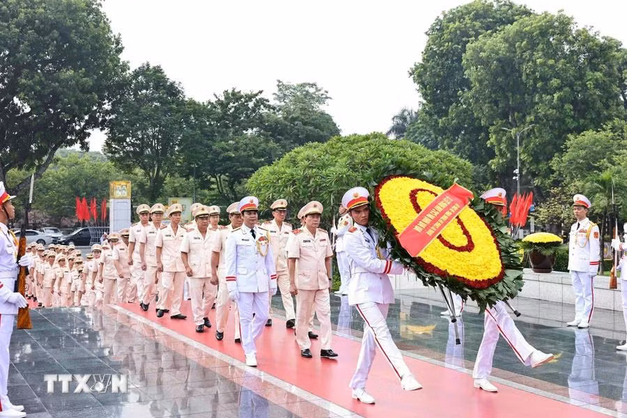 Đoàn đại biểu Đảng ủy Công an Trung ương và Bộ Công an đặt vòng hoa tại Đài tưởng niệm các anh hùng liệt sỹ. (Ảnh: Minh Đức/TTXVN)