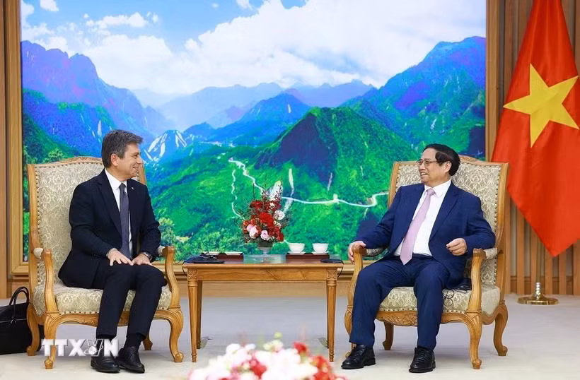 Thủ tướng Phạm Minh Chính tiếp ông Turgut Erkeskin, Chủ tịch Liên đoàn các Hiệp hội Giao nhận Vận tải Quốc tế (FIATA). (Ảnh: Dương Giang/TTXVN)