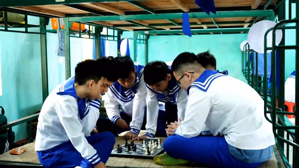 Thời gian rảnh, các bạn sẽ được tự do giải trí bằng các trò chơi như cờ vua, giao lưu văn hóa, thể thao.
