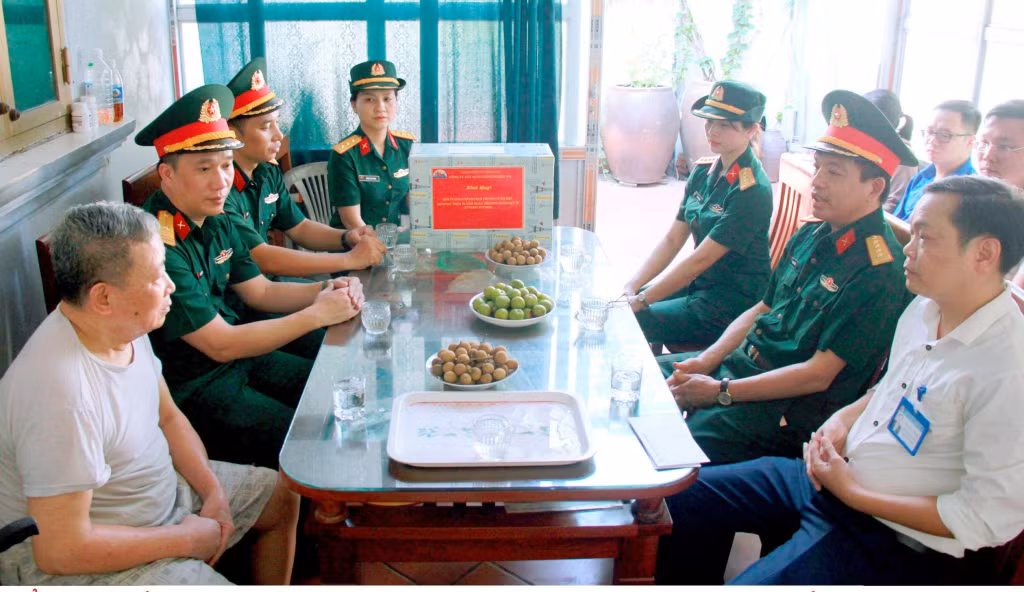 Công ty Xây dựng Công nghiệp mỏ thường xuyên thăm hỏi các gia đình chính sách cư trú tại các địa bàn đơn vị đứng chân.