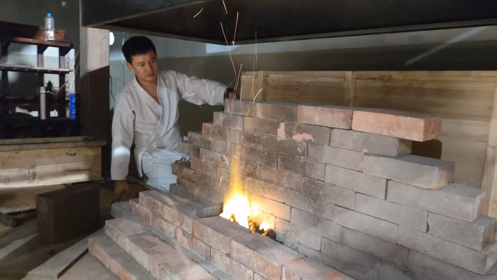 Thợ rèn nhóm lửa để rèn kiếm.