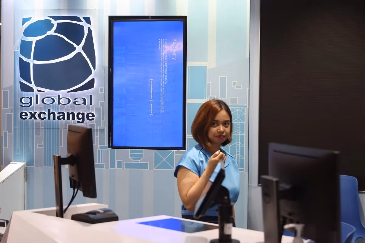 "Màn hình xanh chết chóc" Windows hiển thị tại một ki-ốt đổi tiền ở Sân bay Quốc tế Hồng Kông trong sự cố sập mạng nghiêm trọng hôm 19/7. Ảnh: Edmond So