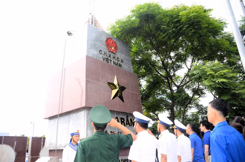 Lễ Chào cờ trang nghiêm tại Cột cờ Đảo Trần.