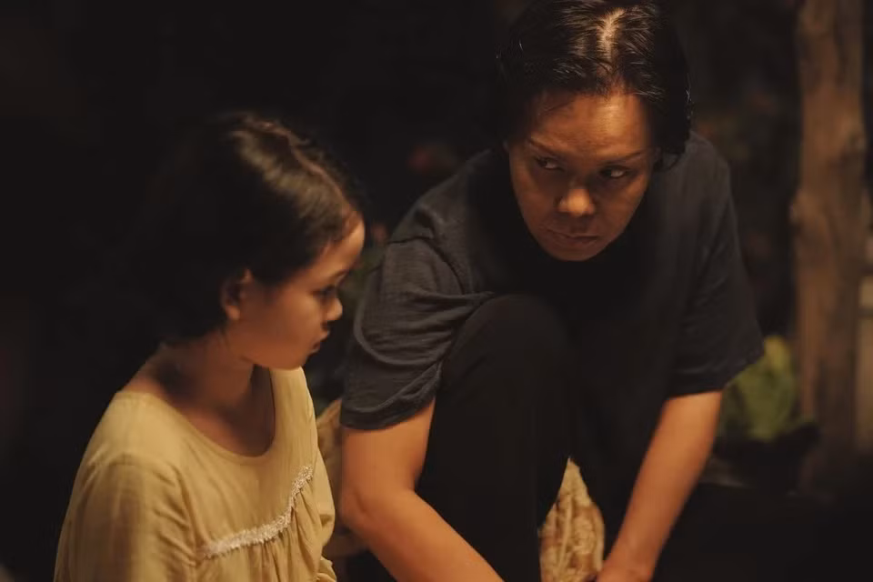 Ma Da (15/8) là một trong hai phim Việt khởi chiếu trong tháng 8. Phim xoay quanh nhân vật Lệ (Việt Hương), một người đàn bà hành nghề vớt xác. Bi kịch xảy ra sau lần bà Lệ vớt xác của chàng trai trẻ tên Hiếu. Theo lời một người đàn ông trong xóm, Hiếu chết đuối do bị ma da kéo. Việc gây thù chuốc oán với ma da đã đẩy gia đình bà Lệ rơi vào tình thế nguy hiểm.