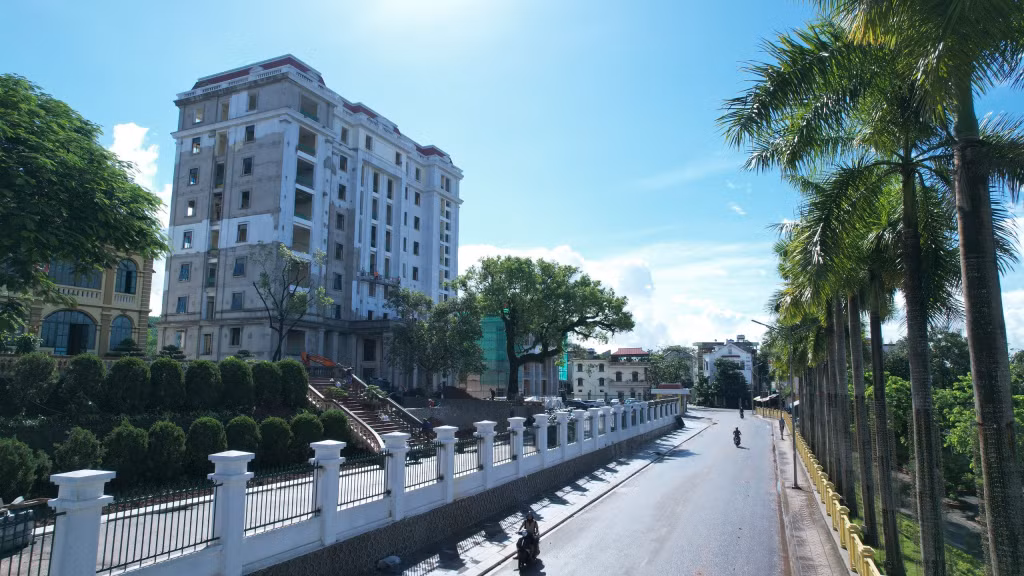 Công trình cải tạo, nâng cấp trụ sở Huyện ủy, HĐND, UBND huyện Tiên Yên tạo diện mạo mới, khang trang cho địa phương, đáp ứng yêu cầu phát triển. Ảnh: Xuân Thao (CTV)
