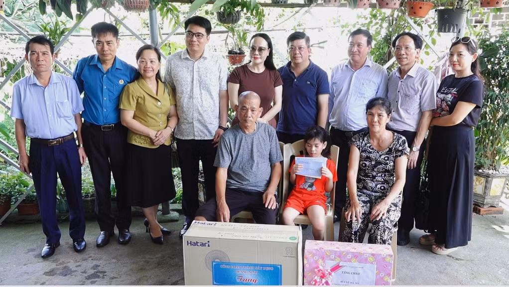 Đoàn Sở Xây dựng trao quà cho cháu Bùi Vũ Trà My ở khu 3, thị trấn Cái Rồng.