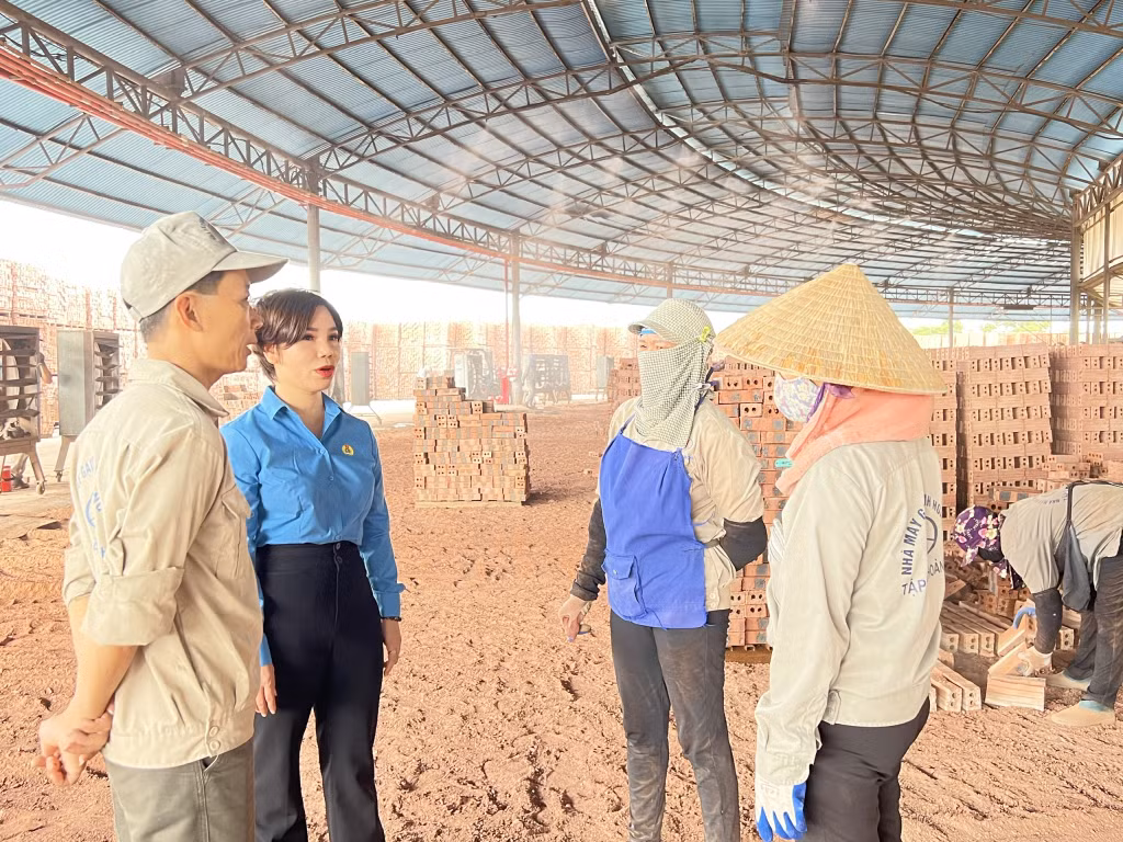 Chị Nguyễn Thị Thu Huyền, Chủ tịch Công đoàn Công ty CP Tập đoàn Hoàng Hà gặp gỡ, trao đổi với công nhân tại vị trí làm việc.