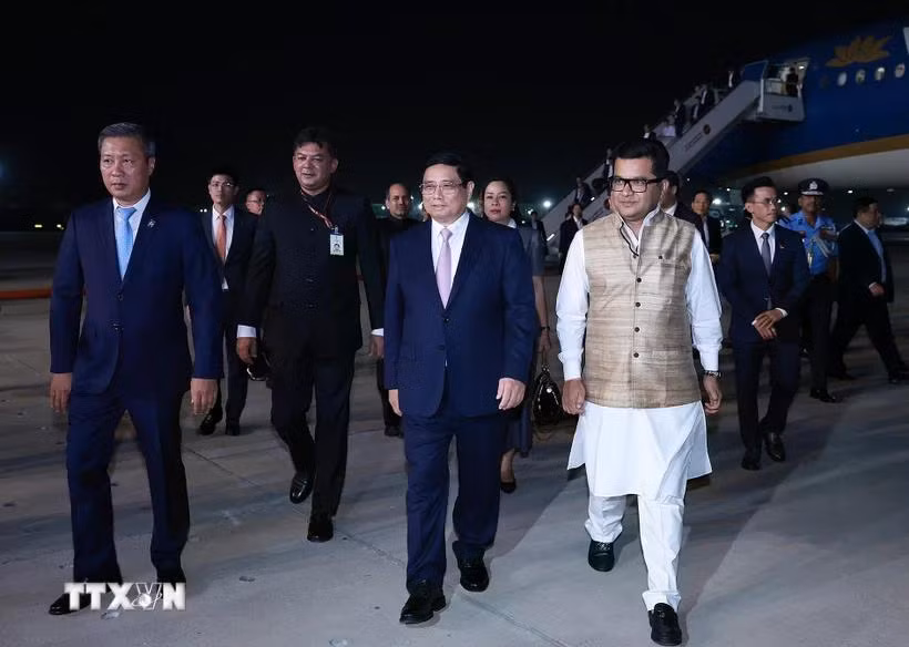 Thủ tướng Phạm Minh Chính đến sân bay quân sự Palam, Thủ đô New Delhi bắt đầu chuyến thăm cấp Nhà nước đến Ấn Độ. (Ảnh: Dương Giang-TTXVN)