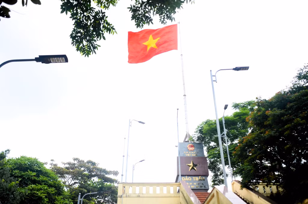 Công trình Cột cờ Tổ quốc cùng hệ thống đèn điện chiếu sáng dưới chân Cột cờ.