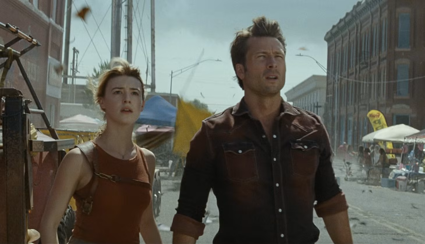 Tạo hình của Daisy Edgar-Jones và Glen Powell trong phim.
