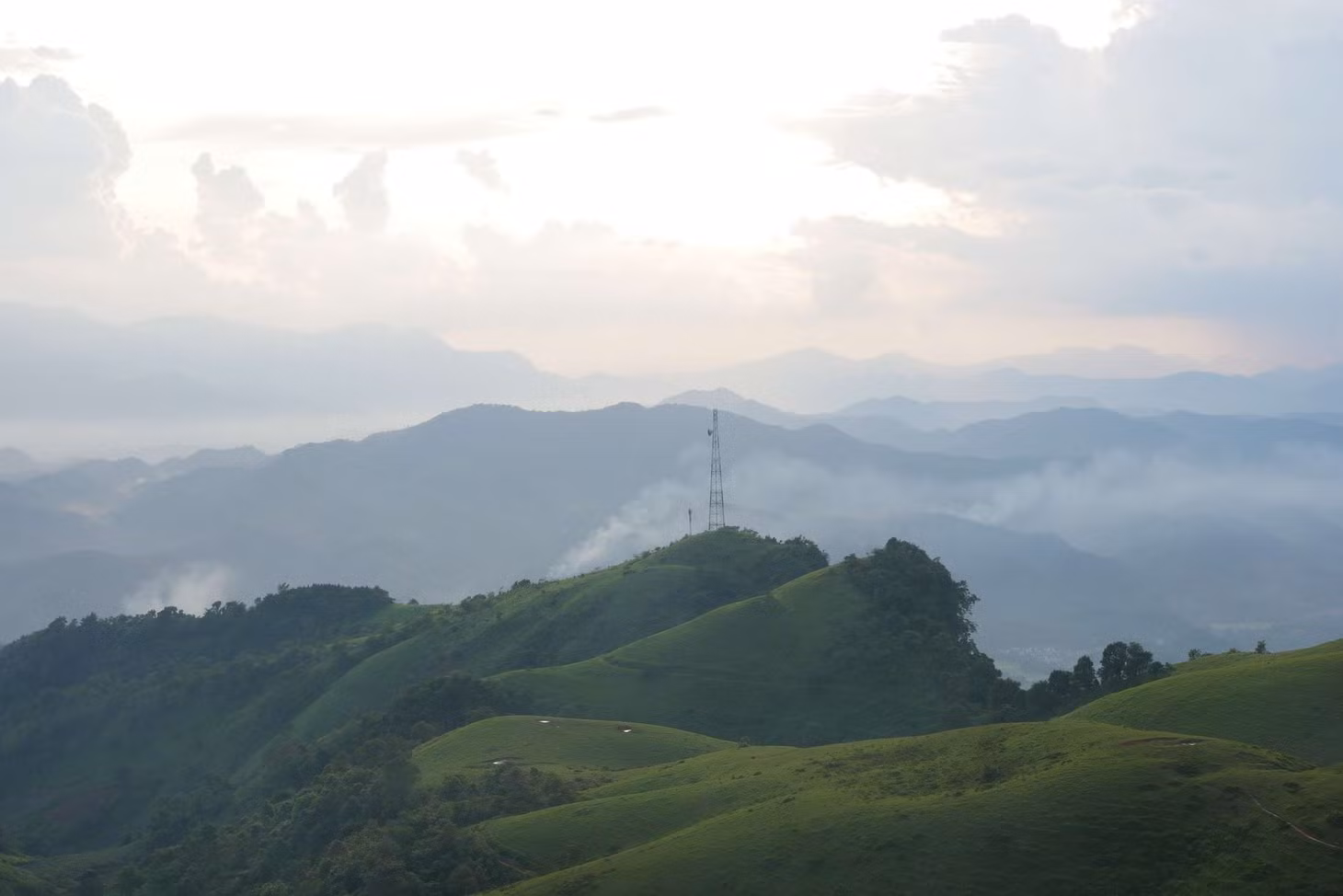 Du khách đến thảo nguyên Sam Chiêm vào mùa này đang độ cỏ lên xanh rì. Khắp không gian thảo nguyên là một màu xanh mênh mông, căng tràn sức sống. Ngọn đồi này úp lên ngọn đồi kia tạo nên những nét núi mềm mại, huyền ảo trong không gian.