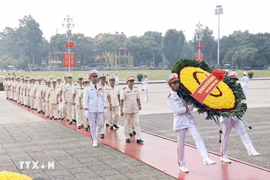 Đoàn đại biểu Đảng uỷ Công an Trung ương và Bộ Công an đặt vòng hoa, vào Lăng viếng Chủ tịch Hồ Chí Minh. (Ảnh: Doãn Tấn/TTXVN)
