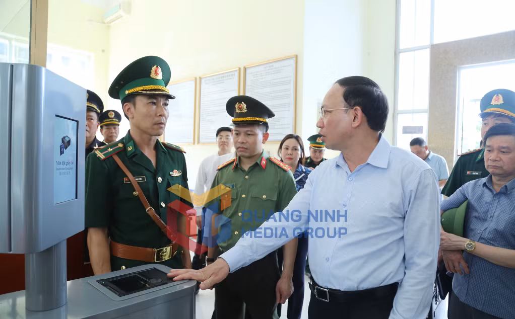 Đồng chí Bí thư Tỉnh ủy kiểm tra cơ sở vật chất tại cửa khẩu Hoành Mô.