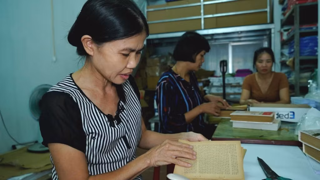 Bà Nguyễn Thị Sinh là người hiếm hoi ở TP Hạ Long còn nhận phục chế sách cũ.