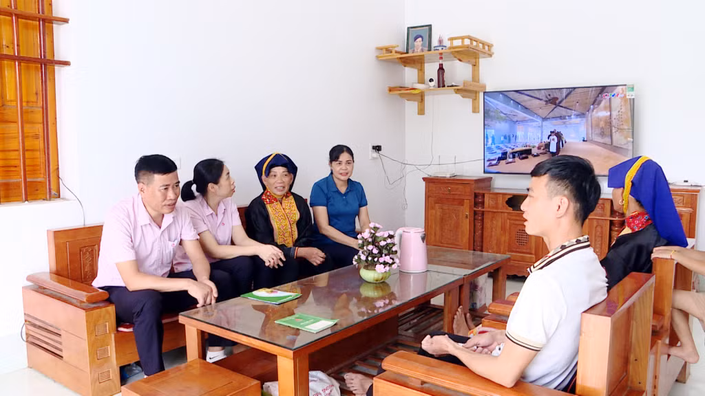 Từ nguồn vốn tín dụng chính sách, gia đình anh Linh A Tài, Thôn Khe Mằn, xã Đồn Đạc, huyện Ba Chẽ đã vươn lên thoát nghèo, nhà cửa xây mới khang trang.