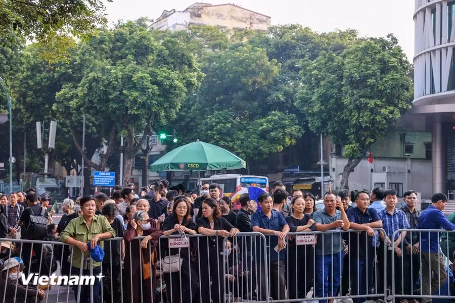 Trong ngày Quốc tang 26/7, từ rạng sáng đã có hàng dài người dân xếp hàng tại khu vực Nhà tang lễ Quốc gia Lê Thánh Tông (Hà Nội). (Ảnh: Minh Sơn/Vietnam+)