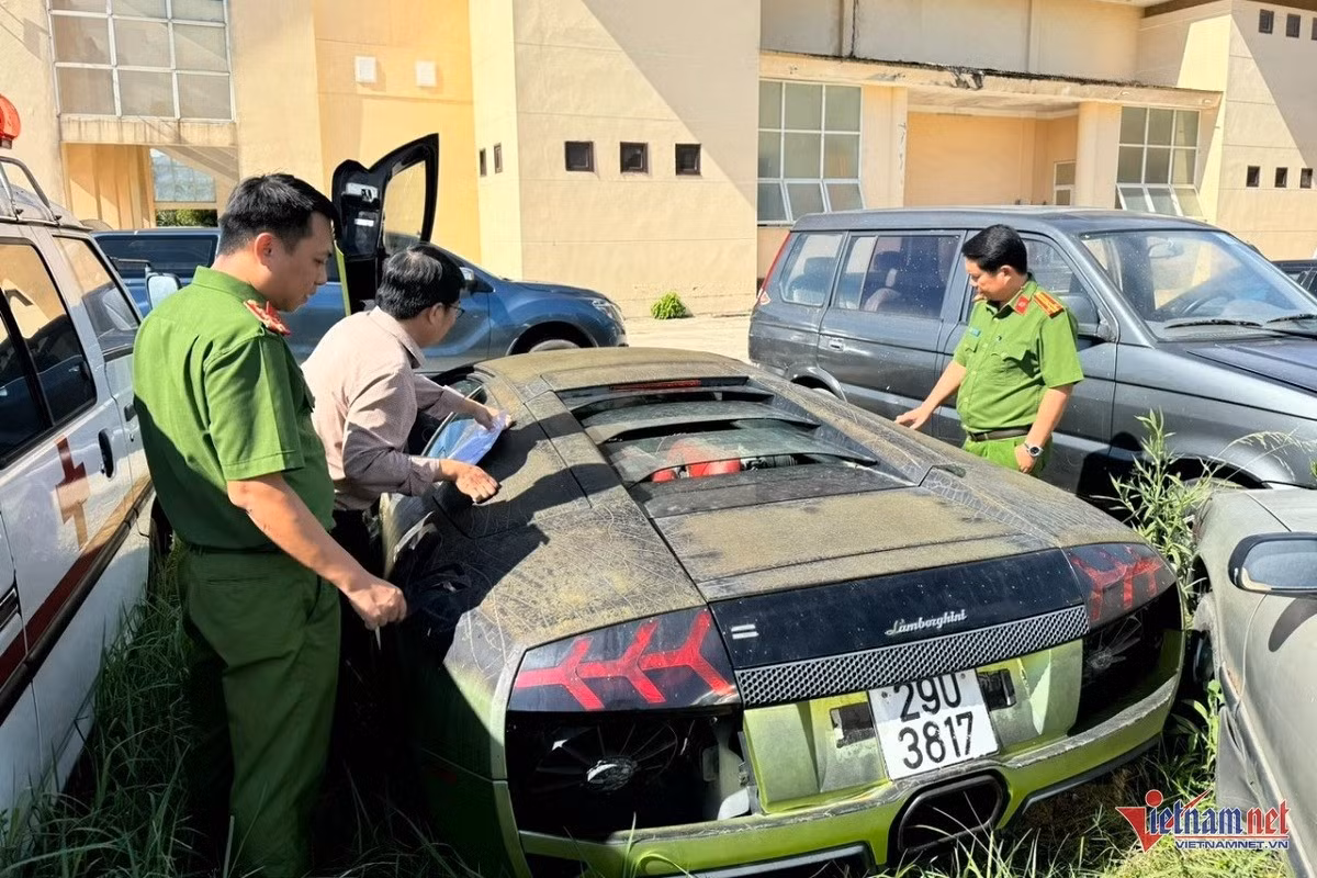 Hội đồng tiêu hủy tang vật vi phạm hành chính tỉnh tiến hành các hoạt động tiêu hủy xe Lamborghini. Ảnh: Công an Quảng Bình