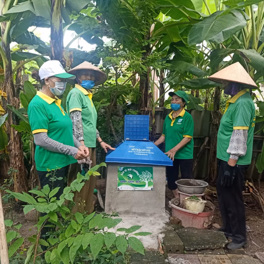 Bà Nguyễn Thị Hải Lý hướng dẫn hội viên thực hiện mô hình “Hố ủ rác phân hữu cơ”.